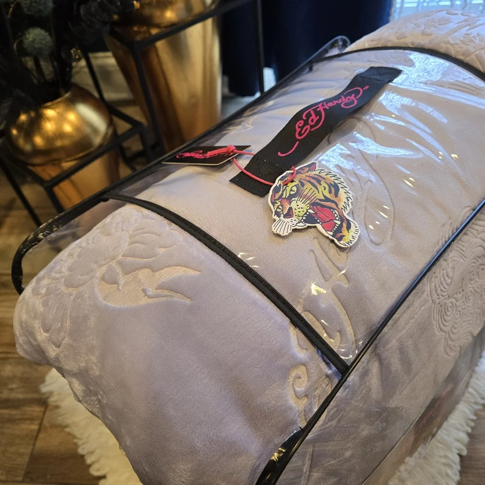 Ed Hardy 4 piece full/queen Lilac luxurious plush comforter set new